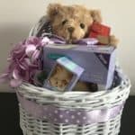 Cosulet cadou pentru mamica “Mami alapteaza” cu nuante de alb si violet