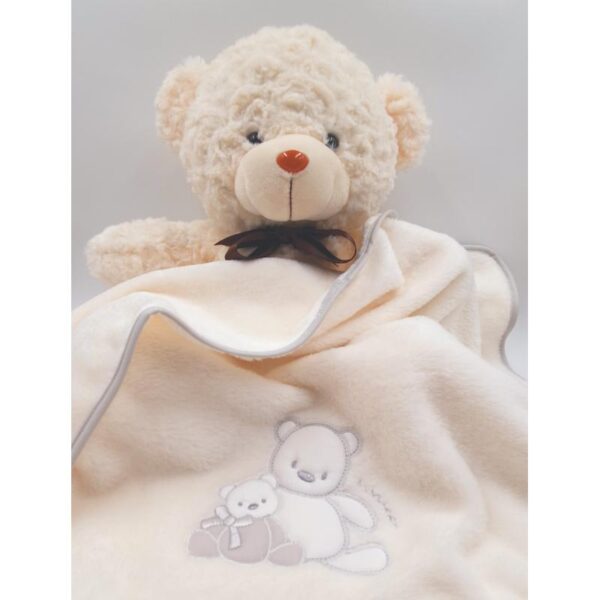 Paturica pentru bebelusi, pufoasa, de culoare alb ivoire, cu broderie ursulet si bordura gri, ursulet in paturica, 70x80cm, Andy&Helen