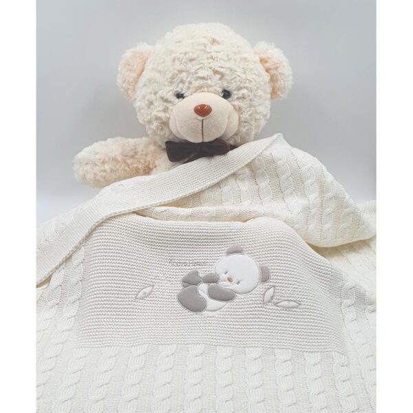 Paturica pentru bebe, tricotata, din bumbac, de culoare alb lapte, cu broderie ursulet panda, 75x90cm, Andy&Helen